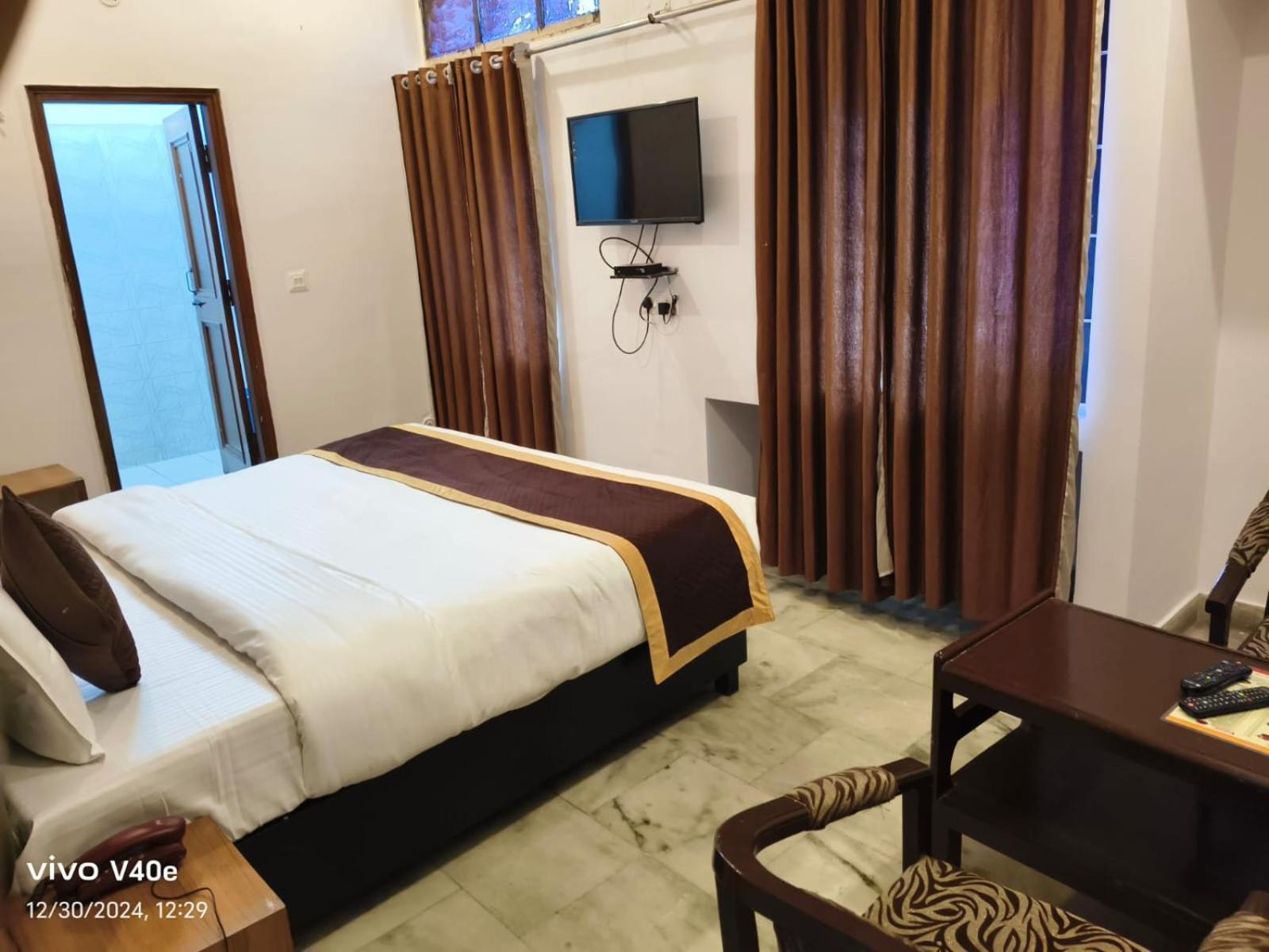 Hotel Anand Inn-Top Family Hotels Business Hotels Best Couple Friendly Hotel In Lakhnaú Exteriér fotografie