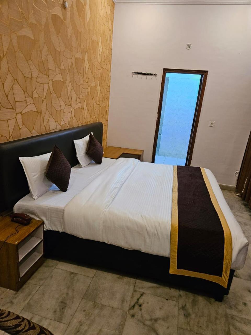 Hotel Anand Inn-Top Family Hotels Business Hotels Best Couple Friendly Hotel In Lakhnaú Exteriér fotografie