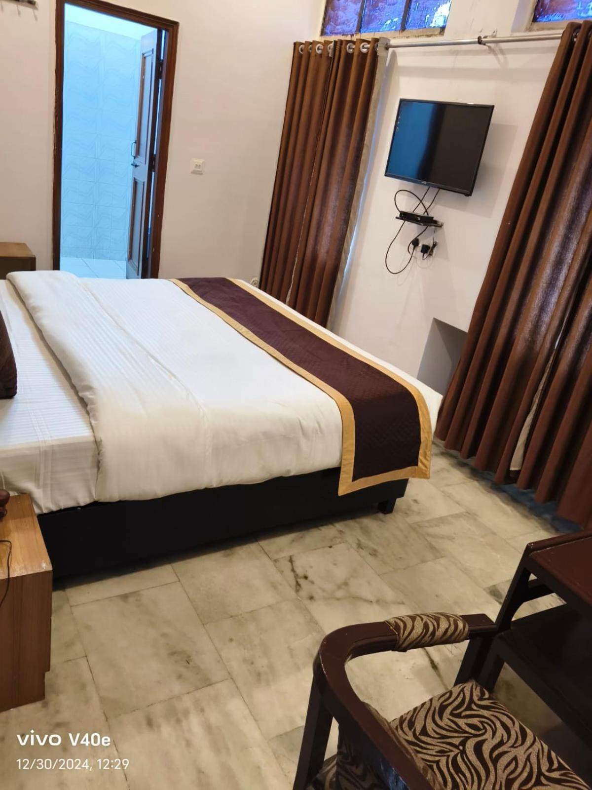Hotel Anand Inn-Top Family Hotels Business Hotels Best Couple Friendly Hotel In Lakhnaú Exteriér fotografie